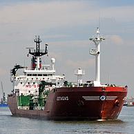 Gastanker vaart dok binnen in de Antwerpse haven, Antwerpen, België
